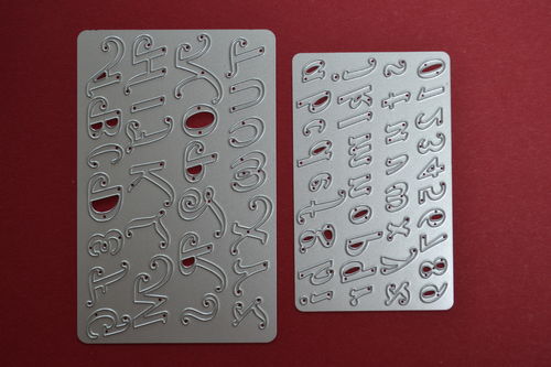 Zwei Platten Klein- und Großbuchstaben und Ziffern